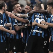  AC米兰防线送礼遭绝杀  