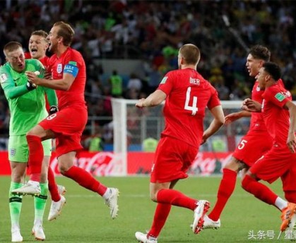  奥格斯堡门将神勇发挥，多次扑救保住平局