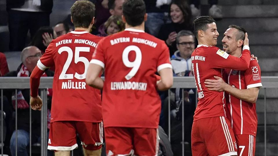  拜仁多特巅峰对决主裁争议判罚引争议  